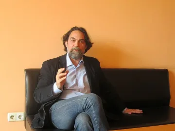 Ако някой се дави, да му подадем ръка