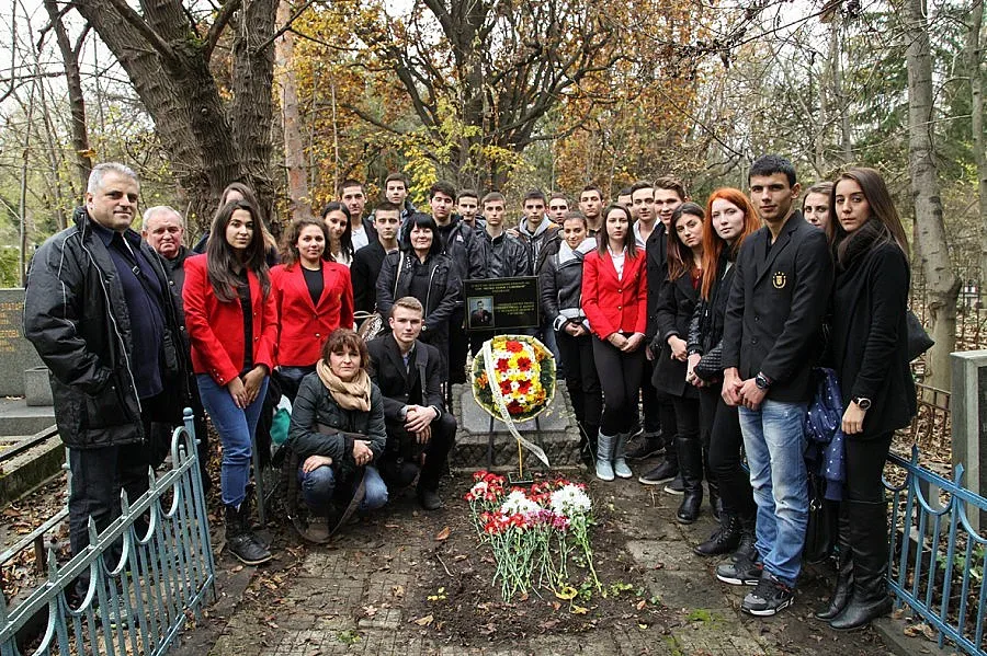 Ученици от Кърджали посетиха гроба на Дядо Славейков