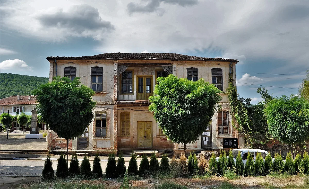 Единственото албанско село в България. Уникални къщи!