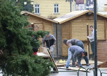 Подготвят Коледния базар пред Народния театър