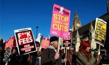 Хиляди на протест за студентските такси на Острова