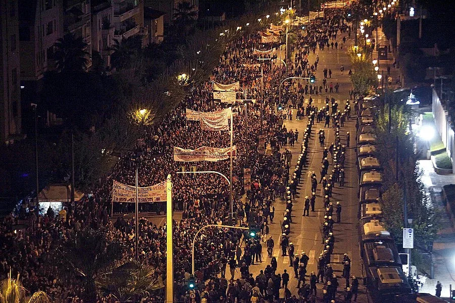 Кръв в Атина, яйца в Чехия (ОБЗОР)