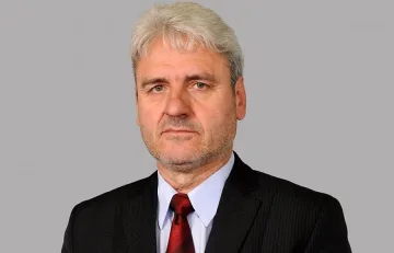 Вицегубернатор пръсна 12 бона за дивани и ножове