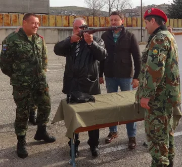 Областен управител разгледа оръжието на военните на празника им