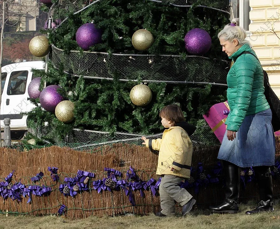 Палят коледната елха във Варна на Никулден