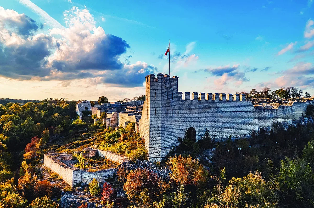 Легендарна крепост пази древния град