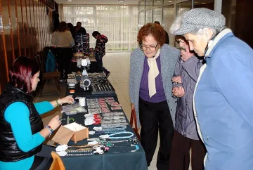 Коледен базар от ръчно изработени изделия привлича кърджалийци 