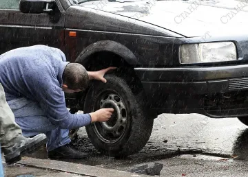 Спукана гума едва не преби шофьор
