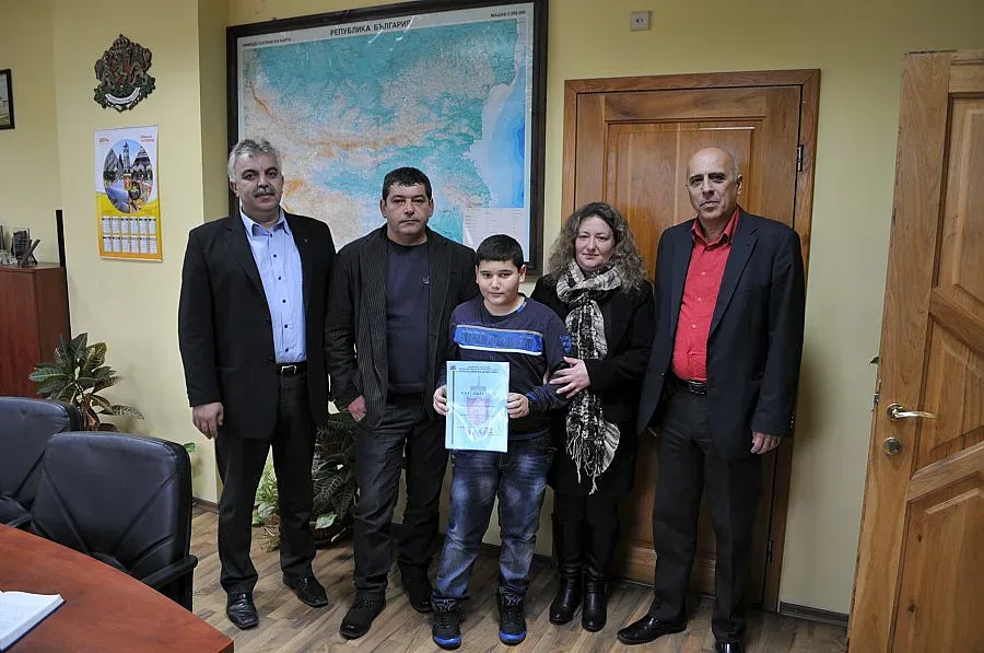 Похвалиха ученик за върнат портфейл