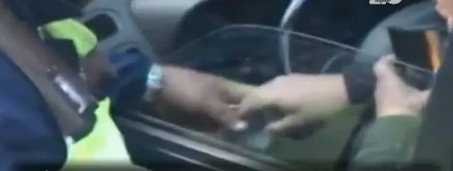 Видео с полицай, взимащ подкуп, взриви интернет