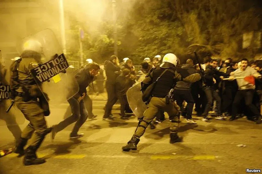 Разпръснаха протестиращи в Атина със сълзотворен газ