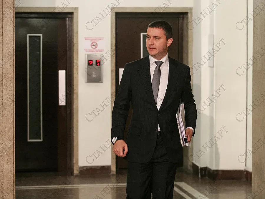 Властта избира: по-малък дефицит или коледни добавки