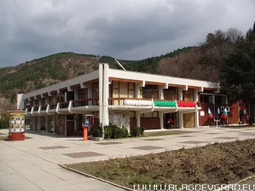 Редят авангардна изложба в Младежки дом