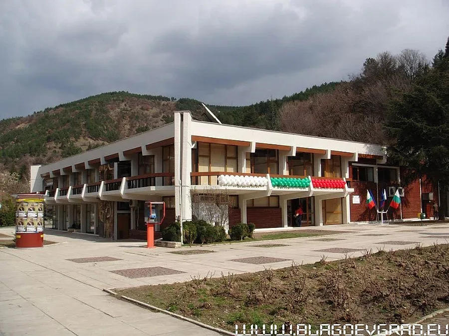 Редят авангардна изложба в Младежки дом