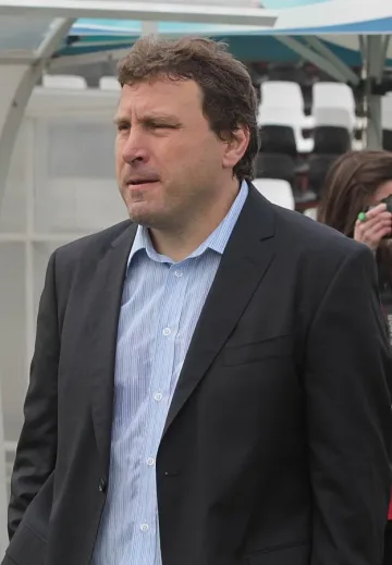 Вили плаши "Левски" с три димящи дула