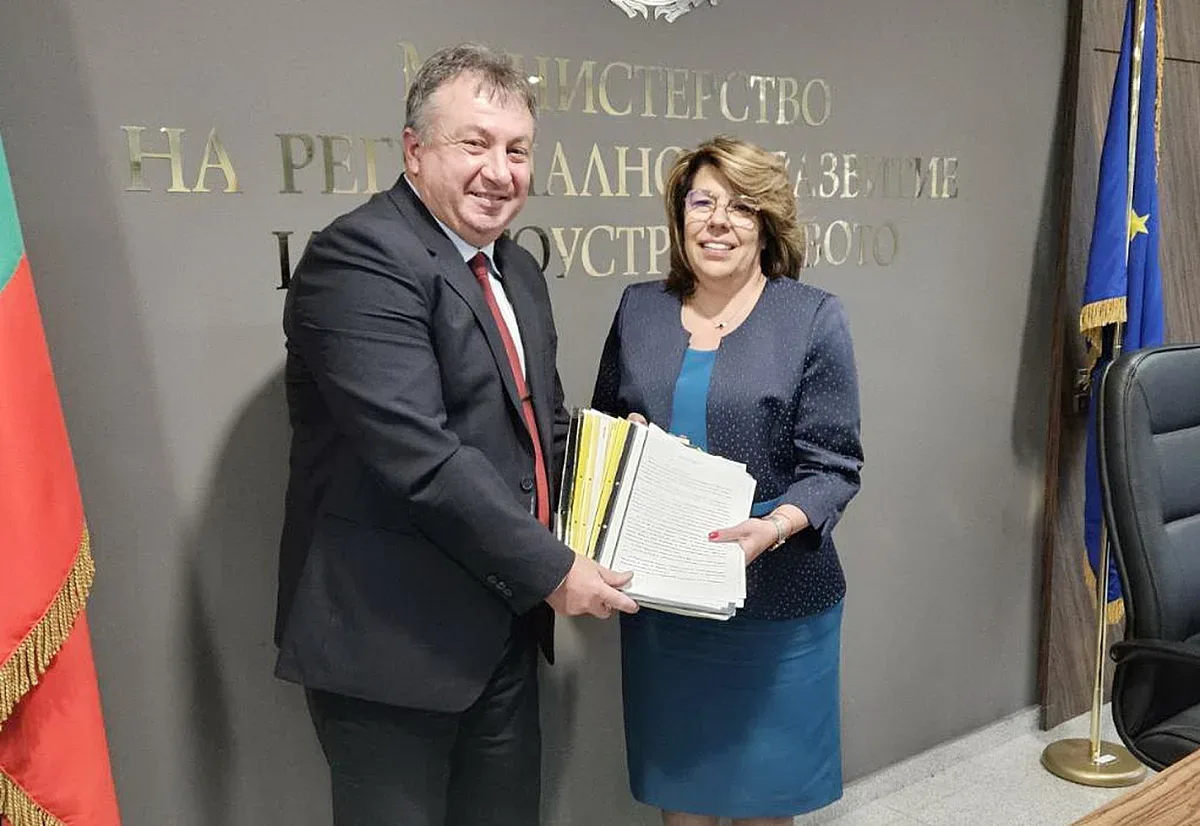 Кметът на Шумен подписа споразумения за над 30 милиона лева