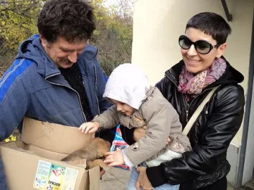 Безпризорни кутрета получиха храна и подаръци 