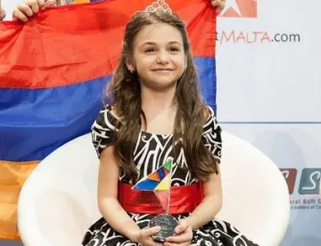 Крисия пее в Лувъра