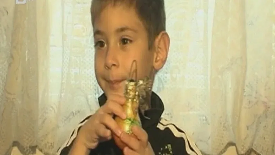 Майка прави играчки, за да спаси сина си