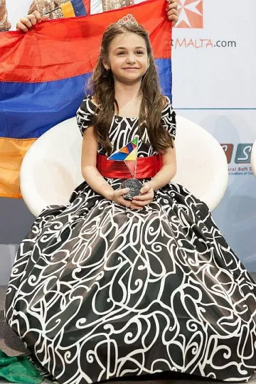 Крисия се радва на успеха, пристига в България след 17 ч.