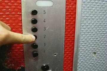 Мъж се потроши след 6 м полет в асансьор