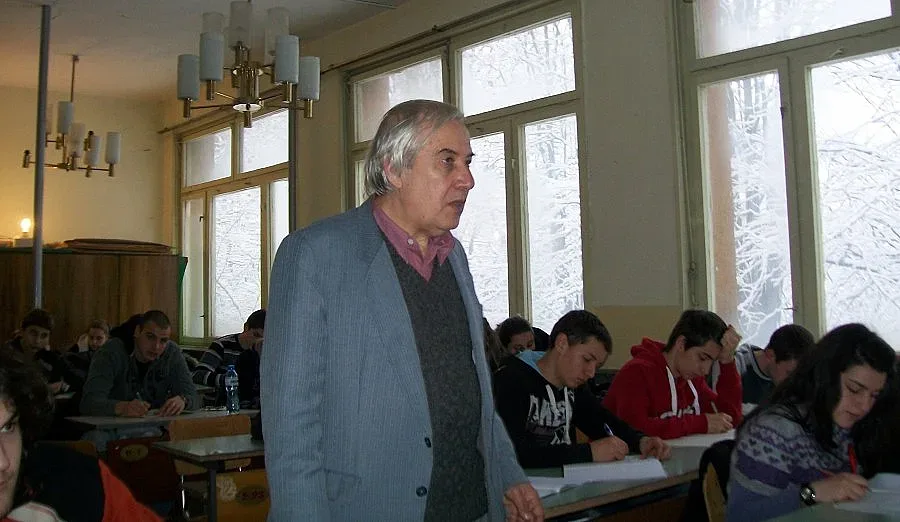 Бойко даде имот на учителя Тео