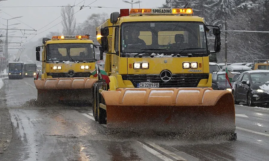 Машините на пътя 6 часа преди снежинките