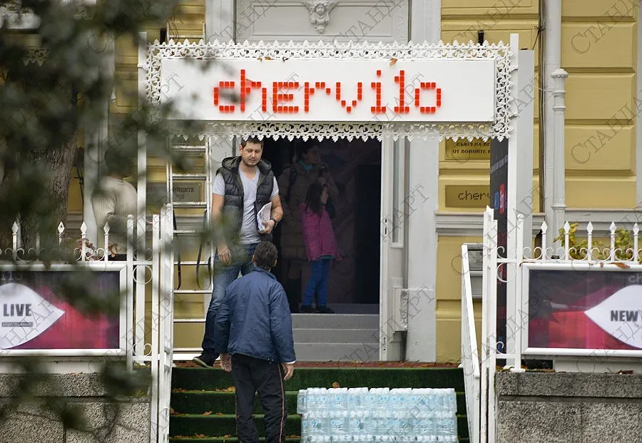 Меле и кръв в клуб "Червило"