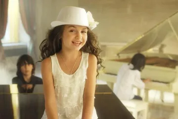 Съученици дариха Крисия с талисман