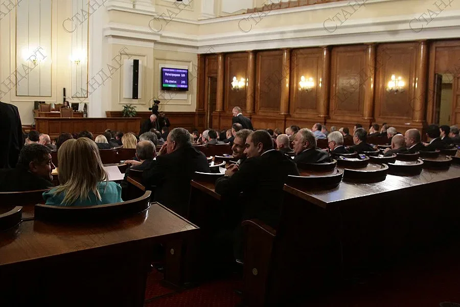 101 депутати даряват пари от първата заплата за болни деца