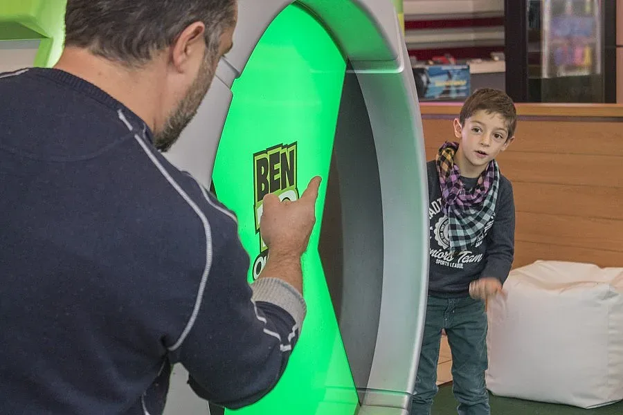 Cartoon Network създаде гигантска инсталация, родители и деца работят заедно  