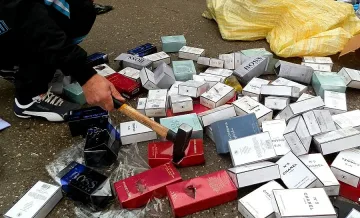 Ликвидираха обувки, дрехи и козметика ментета