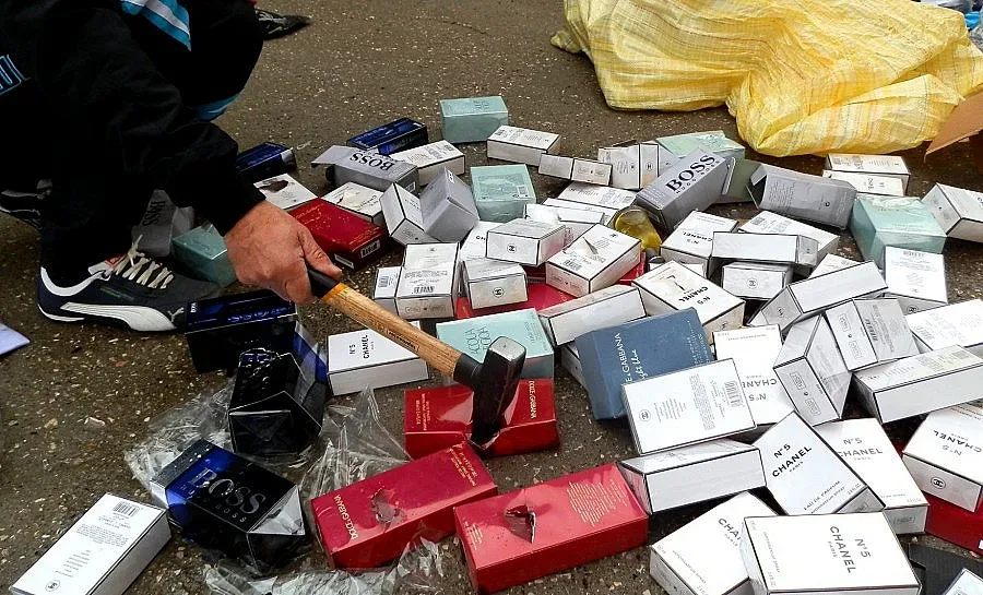 Ликвидираха обувки, дрехи и козметика ментета