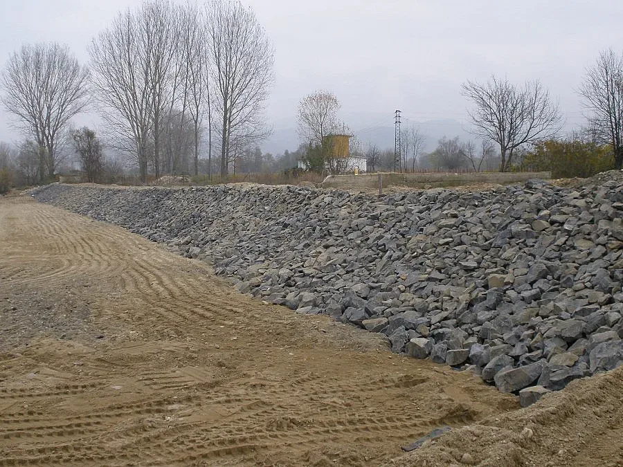 Укрепиха бреговете на Върбица в участъците на три помпени станции