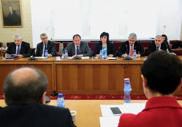 Миков: Вредно и опасно ще бъде превишаване на бюджетния дефицит