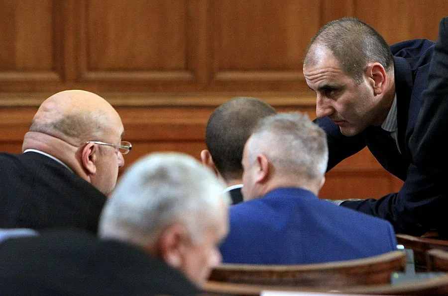 НС сне имунитета на четирима депутати