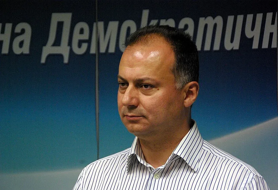 Икономист с рок в кръвта до Лукарски