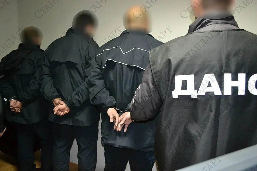 Четиримата митничари от Лесово остават в ареста