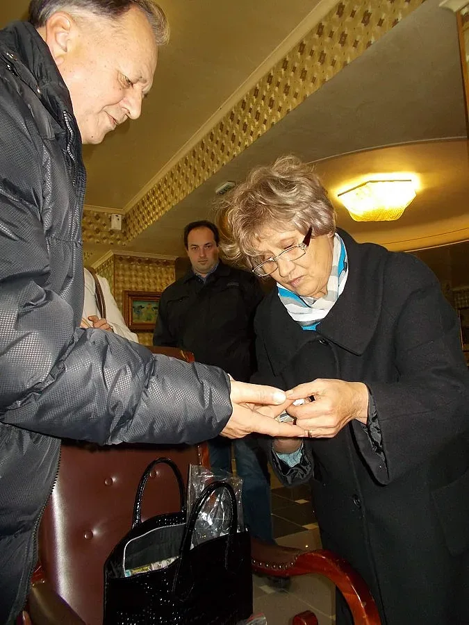 Лекар и общински съветник мери кръвна захар без пари