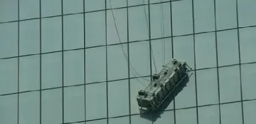 Миячи на прозорци, висящи 2 ч. на 69 етаж, бяха спасени