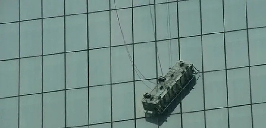 Миячи на прозорци, висящи 2 ч. на 69 етаж, бяха спасени