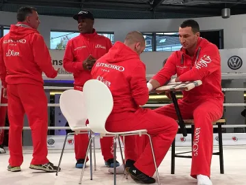 Кличко цака Кобрата с неудобни ръкавици