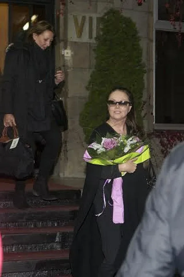 Сара кацна с тъмни очила