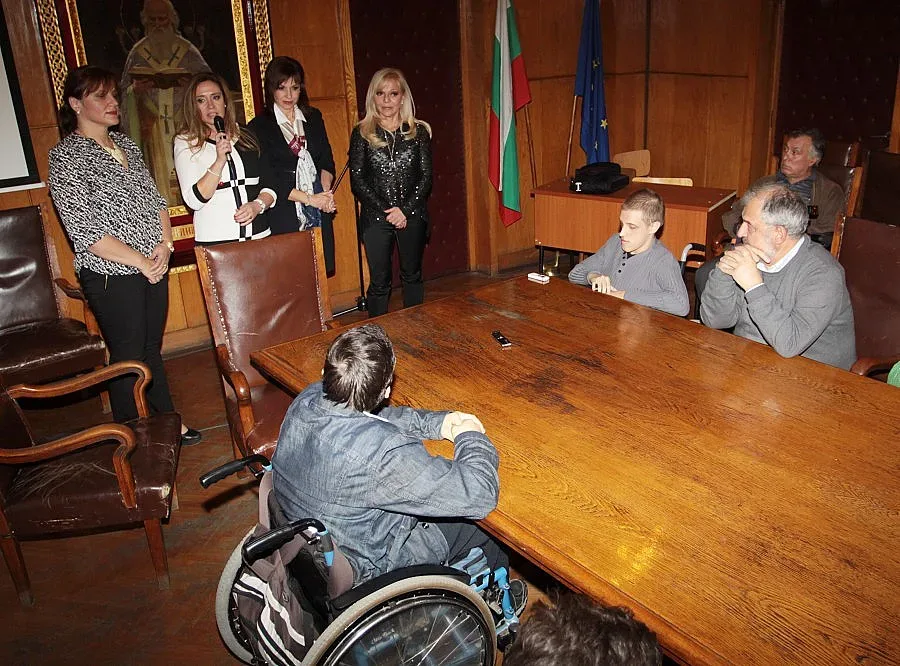 КГБ "осинови" студенти в нужда