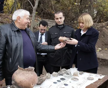 Фандъкова огледа разкопки на 8000-годишно неолитно селище в Слатина