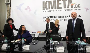 Министри към кметовете: Не спирайте работа