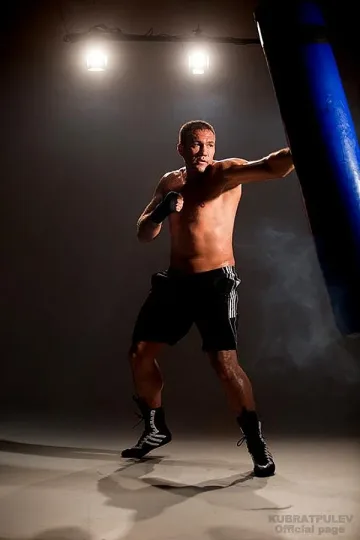 Трибагреникът ни в ръкавиците на Кобрата