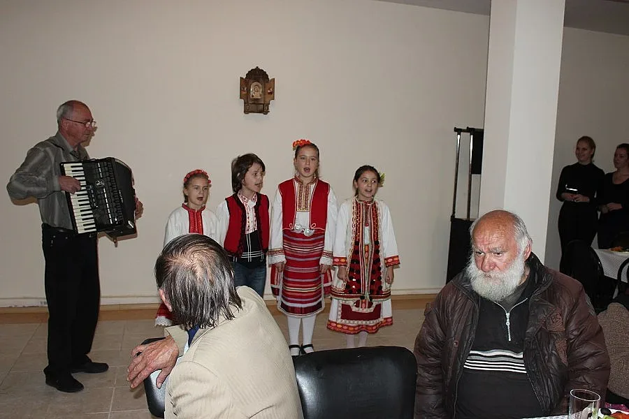 Деца и младежи пяха на болни хора