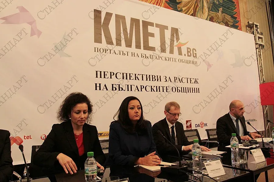 Министри към кметовете: Не спирайте работа