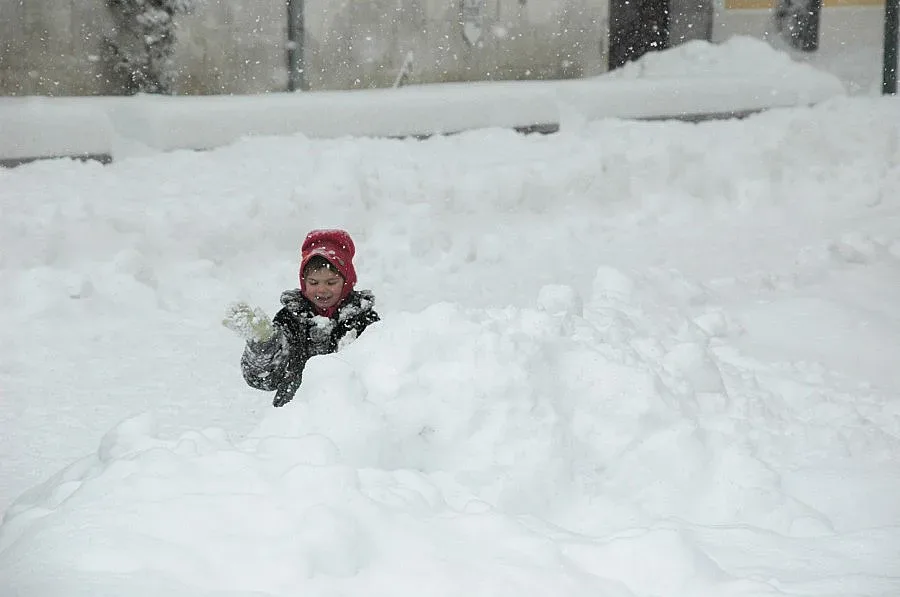 90 машини чакат снега във Видин